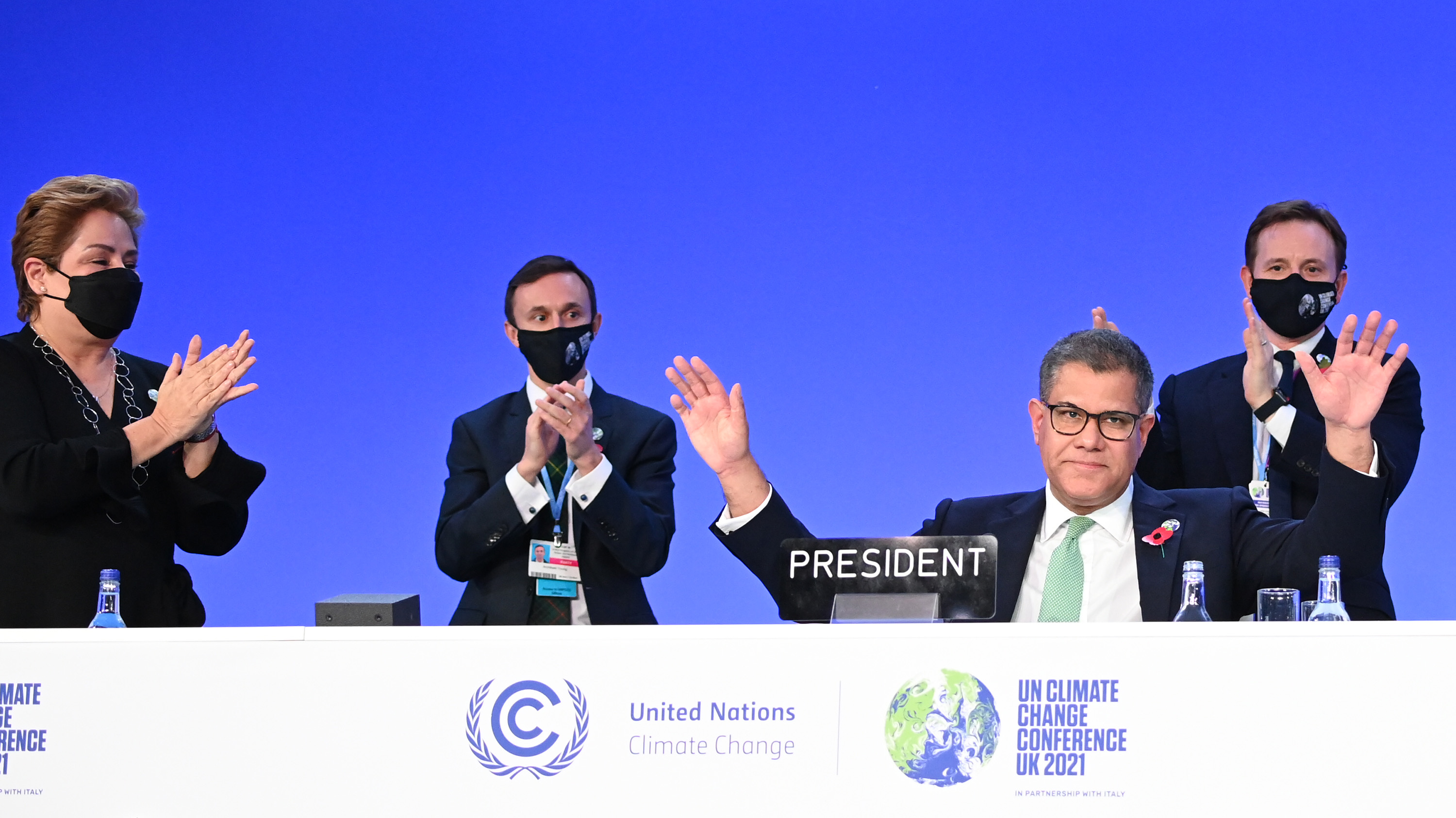 الوک شارما، رئیس COP26 پس از سخنان پایانی در COP26 مورد تشویق قرار گرفت