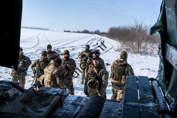 سربازان اوکراینی روز پنجشنبه در شهر ولنوواخا در شرق این کشور تمرین می کنند.