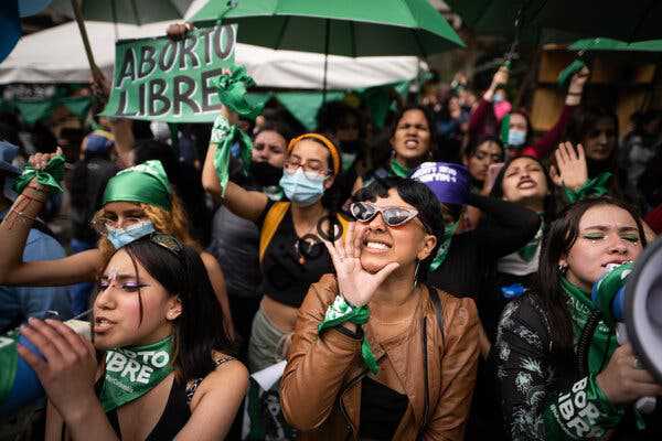 حامیان حقوق سقط جنین در مقابل دادگاه قانون اساسی کلمبیا پس از صدور حکم به نفع جرم‌زدایی از سقط جنین در روز دوشنبه در بوگوتا جشن گرفتند.