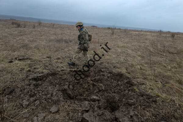 یک سرباز اوکراینی روز جمعه در منطقه لوهانسک در شرق اوکراین، نزدیک دهانه ای که بر اثر گلوله باران به جا مانده است.  سال‌هاست که درگیری با جدایی‌طلبان در آنجا جریان دارد.  