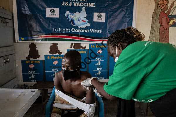 آلروویکتور برنارد، 24 ساله، واکسن جانسون و جانسون را در جوبا، سودان جنوبی، در ماه اکتبر دریافت کرد.  این واکسن از طریق ابتکار جهانی Covax اهدا شد. 